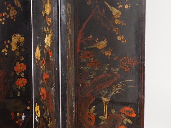 Paravent à quatre feuilles, à décor en polychromie sur fond noir d'ois