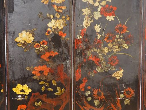 Paravent à quatre feuilles, à décor en polychromie sur fond noir d'ois