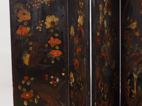 Paravent à quatre feuilles, à décor en polychromie sur fond noir d'ois