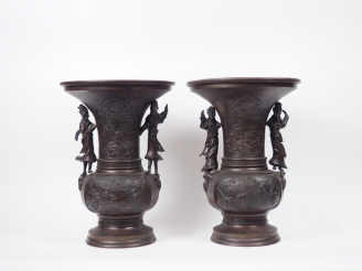 Vente aux enchères Paire de vases à large pavillon en bronze, à décor en léger relief de 