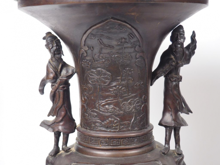 Paire de vases à large pavillon en bronze, à décor en léger relief de 