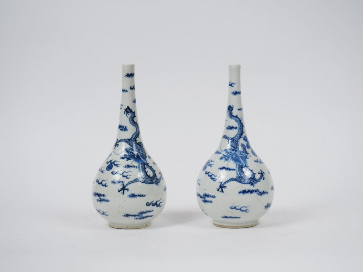 Deux vases bouteilles à long col en porcelaine de Hué à décor d'un pho