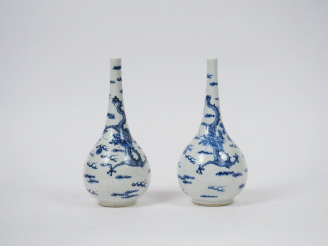 Vente aux enchères Deux vases bouteilles à long col en porcelaine de Hué à décor d'un pho