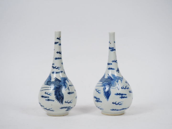 Deux vases bouteilles à long col en porcelaine de Hué à décor d'un pho