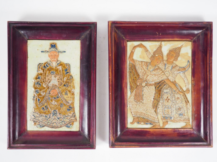 Deux panneaux en céramique émaillée polychrome à décor d'une danseuse 