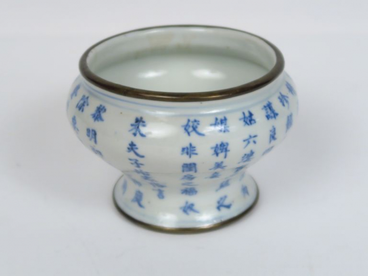 Petite coupe en porcelaine de Hué, à décor en bleu d'un poème de Zhu Y