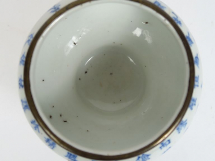 Petite coupe en porcelaine de Hué, à décor en bleu d'un poème de Zhu Y