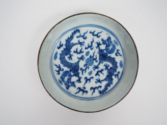 Vente aux enchères Coupe en porcelaine de Hué, à décor en bleu sous couverte de deux drag