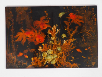 Vente aux enchères Panneau en laque polychrome représentant des poissons voiles parmi des