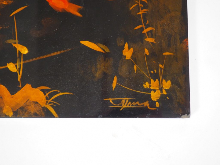 Panneau en laque polychrome représentant des poissons voiles parmi des