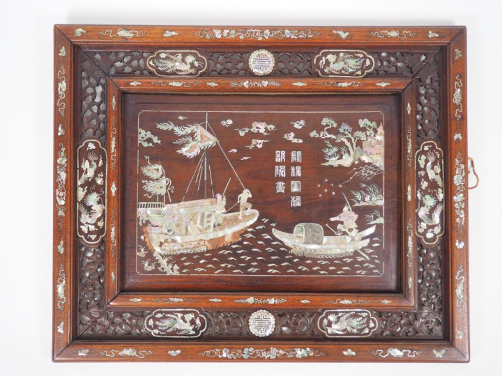 Panneau en bois de rose incrustations de nacre, avec embarcations trav
