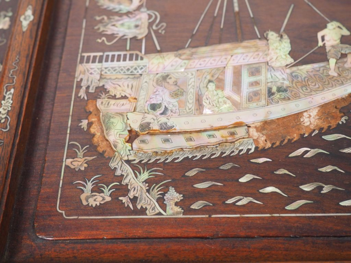 Panneau en bois de rose incrustations de nacre, avec embarcations trav