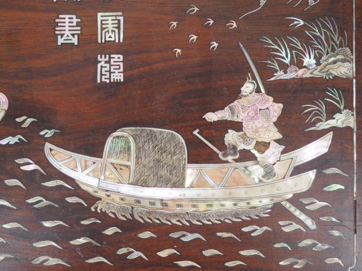 Panneau en bois de rose incrustations de nacre, avec embarcations trav