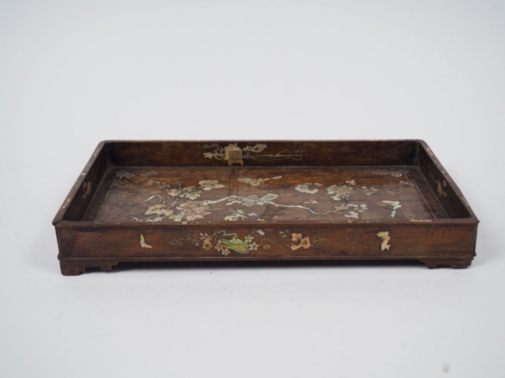 Plateau à thé en bois de rose et nacre à décor d'oiseaux et de pivoine