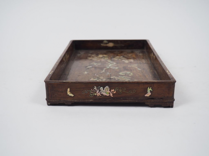 Plateau à thé en bois de rose et nacre à décor d'oiseaux et de pivoine