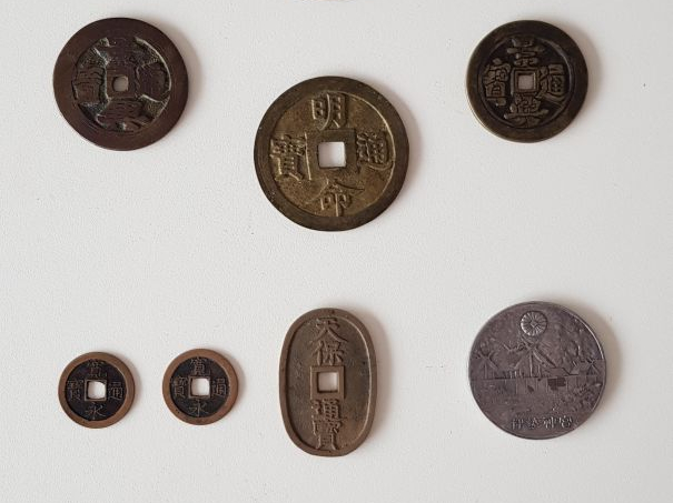 	Vietnam, Japon et Thailande : Lot de neuf pièces en alliages de cuivr