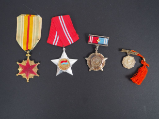 Vente aux enchères Lot de dix médailles vietnamiennes.