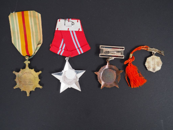 Lot de dix médailles vietnamiennes.