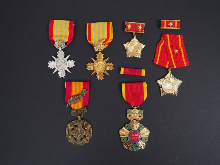 Lot de dix médailles vietnamiennes.