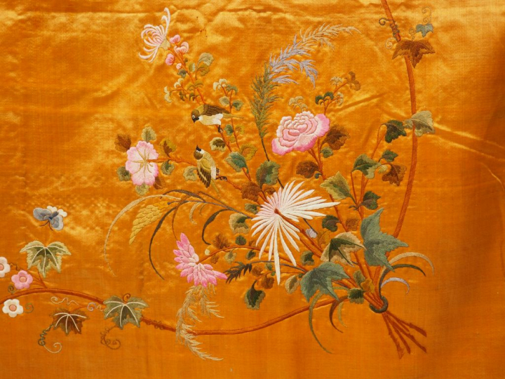 Deux grands panneaux en soie et lin brodé, à décor d'échassiers, de gr