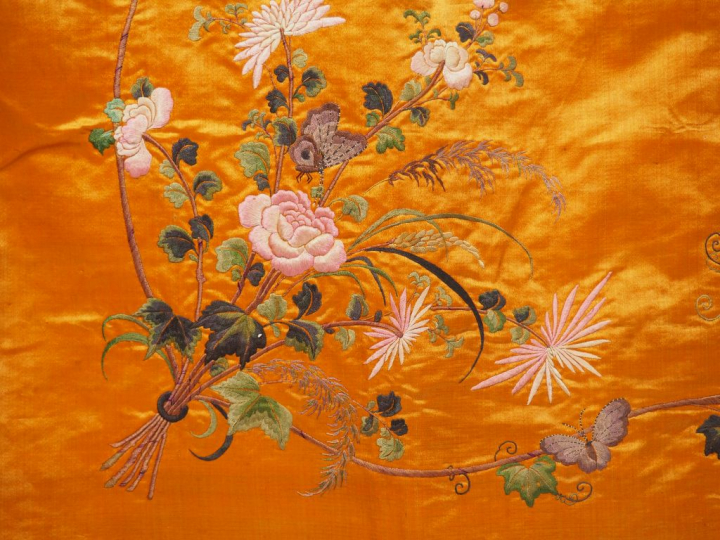 Deux grands panneaux en soie et lin brodé, à décor d'échassiers, de gr