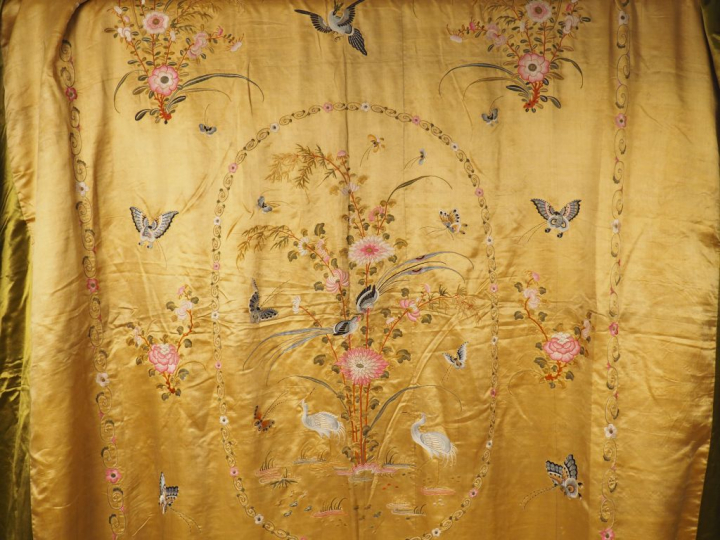 Grand panneau en soie et lin brodé décor de grues, oiseaux et papillon