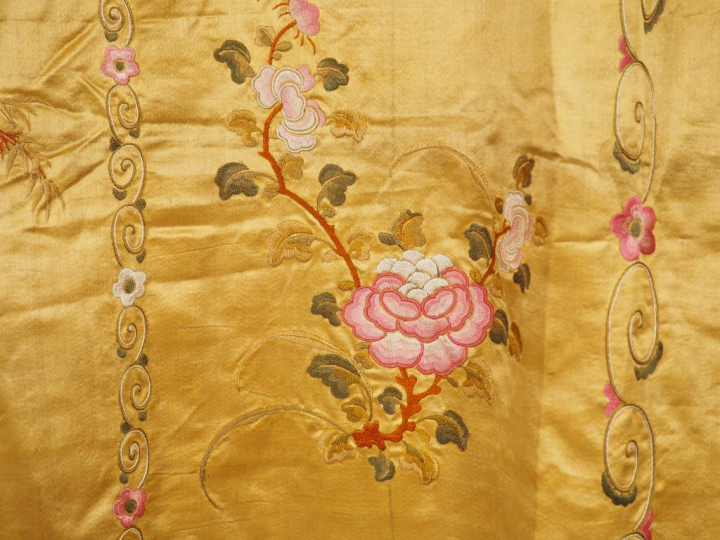 Grand panneau en soie et lin brodé décor de grues, oiseaux et papillon