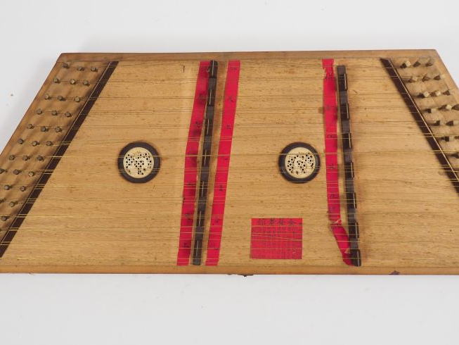 Instrument à cordes avec son coffret.  Vietnam, fin XIXème.