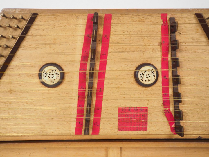 Instrument à cordes avec son coffret.  Vietnam, fin XIXème.