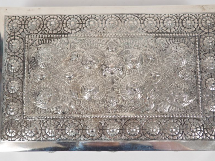 Coffret rectangulaire en argent, à décor de rinceaux feuillagés et de 