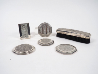 Vente aux enchères Lot comprenant : quatre poudriers, une boite et une brosse en argent, 
