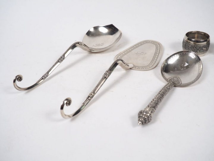 Lot comprenant : trois différentes cuillères décoratives et une paire 