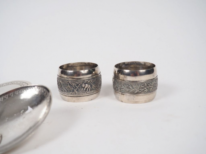 Lot comprenant : trois différentes cuillères décoratives et une paire 