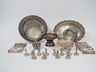 Vente aux enchères Ensemble de plateaux, coupe, présentoir, douze porte-couteaux.  On y j