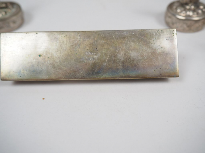 Ensemble de plateaux, coupe, présentoir, douze porte-couteaux.  On y j