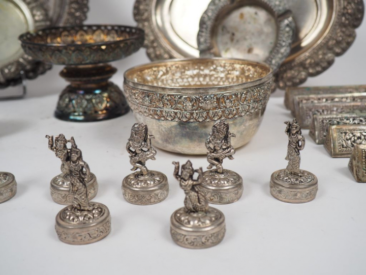 Ensemble de plateaux, coupe, présentoir, douze porte-couteaux.  On y j