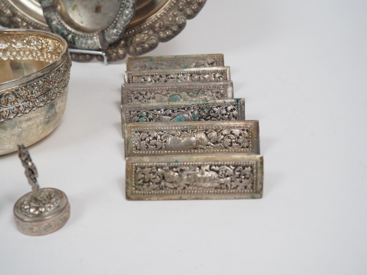 Ensemble de plateaux, coupe, présentoir, douze porte-couteaux.  On y j