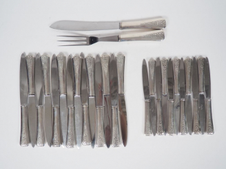 Vente aux enchères Suite de 14 grands couteaux, 11 petits couteaux et un service à découp