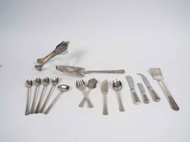 Ensemble de couverts en argent : pelle à tarte, pince à sucre, couteau