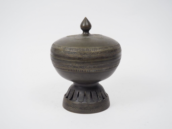 Coupe à offrandes chantante sur piédouche, surmontée d'un bouton de lo