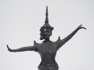 Vente aux enchères Statuette en bronze de belle patine verte représentant un danseur camb