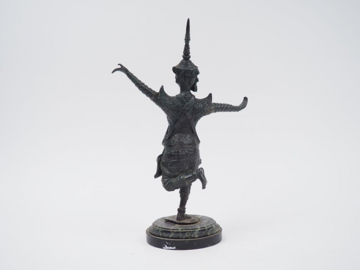 Statuette en bronze de belle patine verte représentant un danseur camb