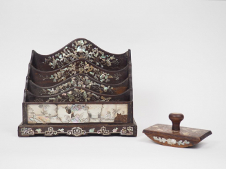 Vente aux enchères Nécessaire de bureau comprenant un porte-lettres et un buvard en bois 