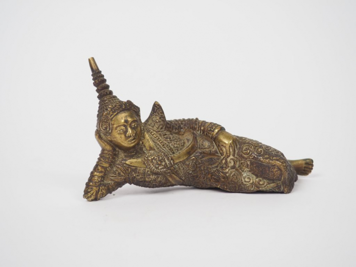 Statuette en bronze représentant un danseur allongé. Siam ou Laos, ver