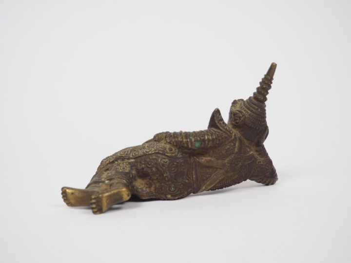 Statuette en bronze représentant un danseur allongé. Siam ou Laos, ver