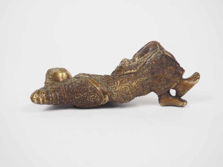 Statuette en bronze représentant un danseur allongé. Siam ou Laos, ver