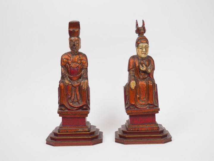 Deux statuettes en bois laqué et doré à la feuille de bronze représent