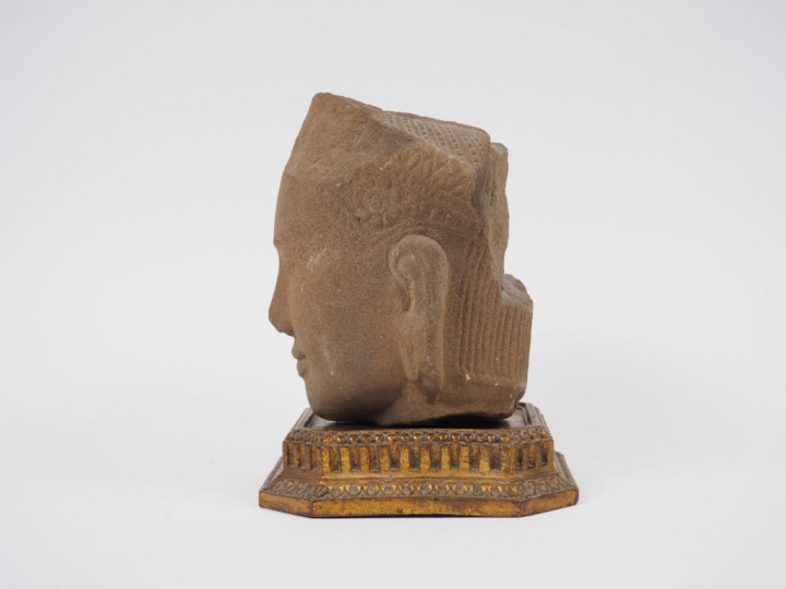 Tête en gré dans le style des Khmers du Bayon.  Cambodge, XXème siècle