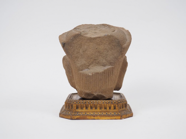 Tête en gré dans le style des Khmers du Bayon.  Cambodge, XXème siècle