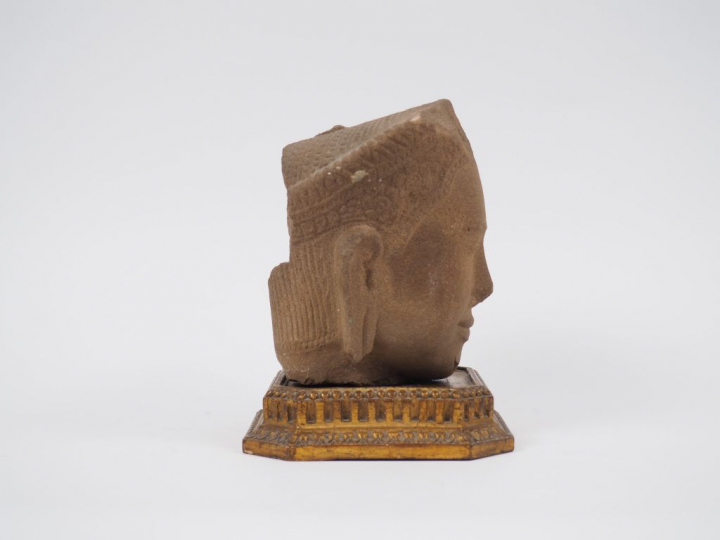 Tête en gré dans le style des Khmers du Bayon.  Cambodge, XXème siècle